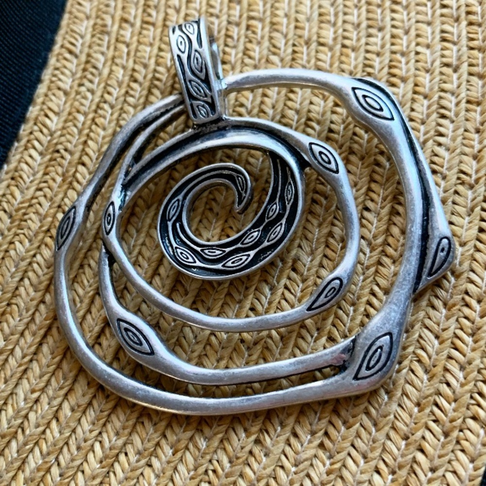 ✨PREMIER DESIGNS✨Silver Swirl Magnetic Enhancer!✨
